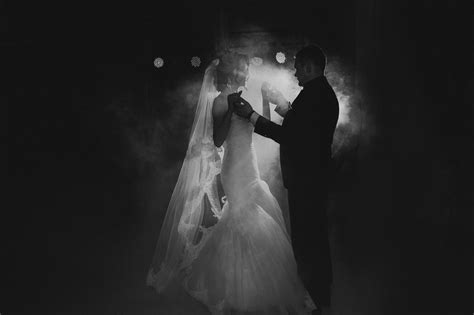 新郎新娘走在婚礼台上高清图片下载_红动中国