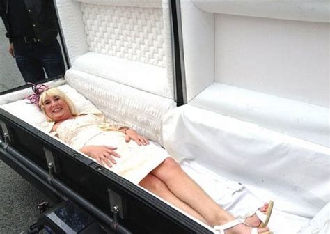 美国的一项奇葩比赛，躺在棺材里30个小时，很多人慕名前去挑战|棺材|奇葩|比赛_新浪新闻