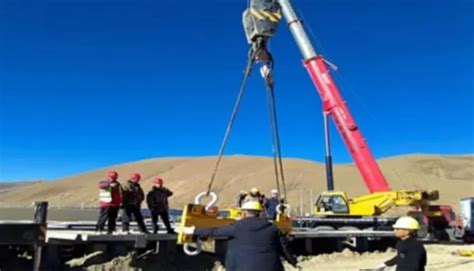 西藏昌都天晶光伏项目首台储能电池舱完成吊装-锂电池-储能电池-电化学储能-国际储能网