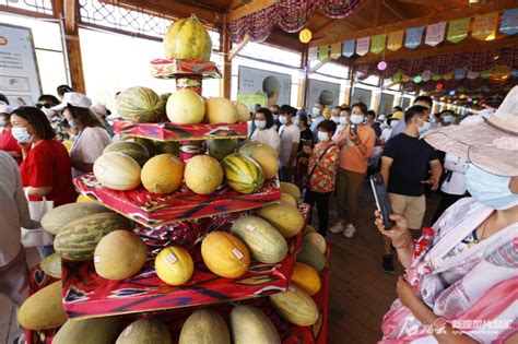 新疆大哥路边卖哈密瓜，1.5元一斤，吃完手上一层黏糊糊的东西__凤凰网