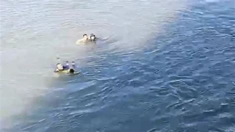 毫不犹豫跳进2.5米深的河中，他与众人合力救起轻生男子_凤凰网视频_凤凰网