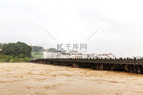 四川内江遭遇大暴雨 河水暴涨房倒桥塌-天气图集-中国天气网