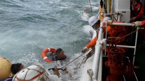 船员获救瞬间曝光！东海海域一渔船沉没2人获救仍有11人失联_凤凰网视频_凤凰网