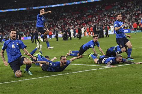 意大利点球大战总分4-3胜英格兰 时隔53年再夺欧洲杯冠军_凤凰网视频_凤凰网