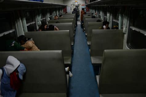 部分春运列车车厢空荡 坐票乘客睡“卧铺”(图) - 爱晚工程领导小组办公室
