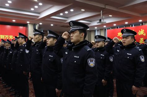 公安边防部队现役警官喜领《人民警察证》-人民图片网