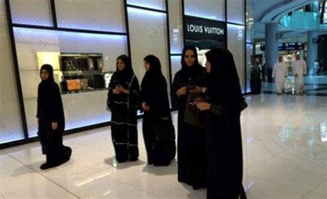 迪拜女人最爱买奢侈品，却常年都穿同款衣服，网友：买来干啥？_城市_女性_世界