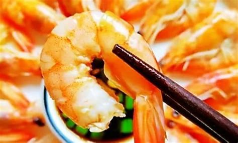 大虾的这个做法，好吃不浪费，虾头和虾皮都能吃，比煮的好吃百倍