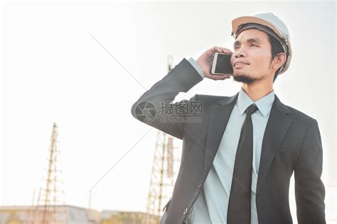 建筑工地的商人打电话手机或移动智能电话在施工地联系下面聪明的高清图片下载-正版图片307864274-摄图网