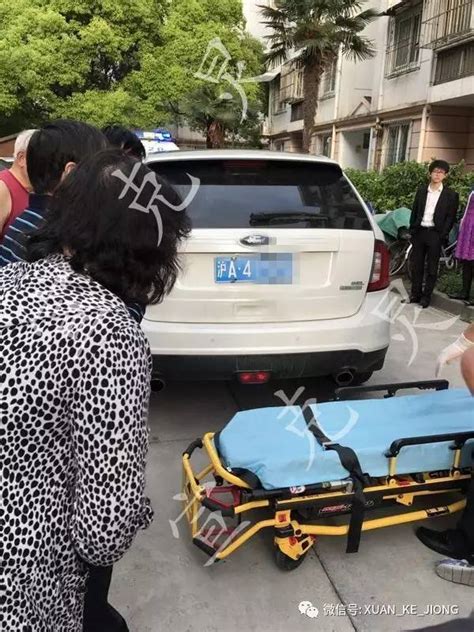 小女孩蹲在路边小便，被中巴车压死，痛心，家长们注意啊_腾讯视频