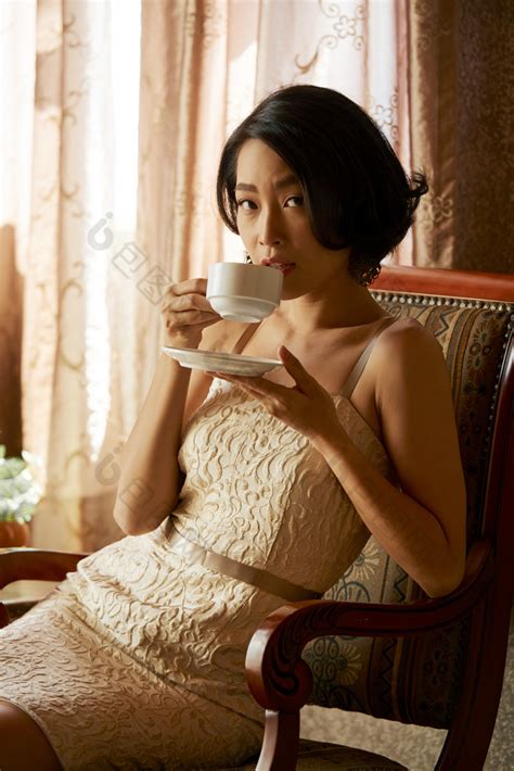 优雅的喝咖啡女人图片-包图网