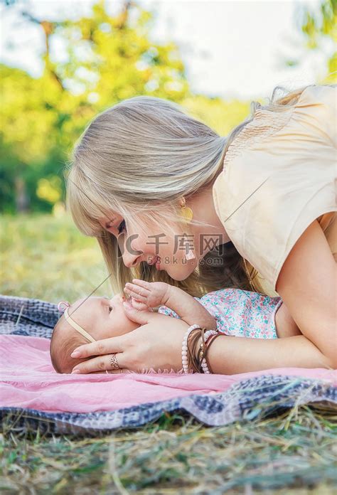 妈妈怀里抱着刚出生的婴儿。高清摄影大图-千库网