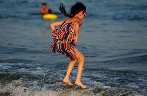 【金沙滩戏水的小女孩摄影图片】人像摄影_太平洋电脑网摄影部落