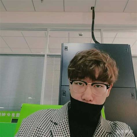 非主流小伙自拍头像