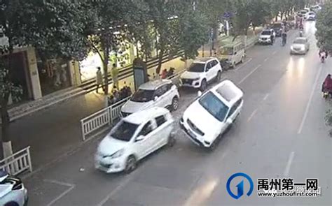 禹州钧州大街两车碰撞发生侧翻，并引发二次事故......_禹州房产-禹州第一网