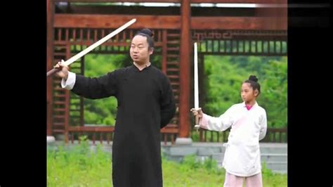 少儿剑法基本功第一课，舞剑花，最主要的是要让他产生兴趣！_腾讯视频