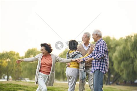 老年人在广场上跳舞图片-包图网