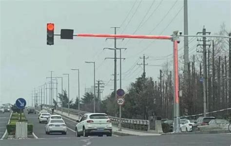 十字路口转弯绿灯也要让行？精一门浅析十字路口通行规则-有驾