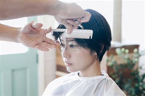 在美容院剪头发的女子高清图片下载-正版图片502054630-摄图网