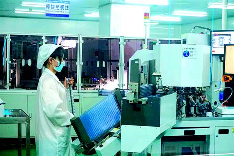 九天智能科技（宁夏）有限公司工人正在生产电子器件_石嘴山市人民政府