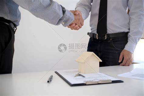 商业人员与房地产代理商签订交易合同顾问概念和家庭保险高清图片下载-正版图片304873844-摄图网