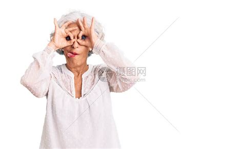 她家中老妇人的画像高清图片下载-正版图片502978077-摄图网