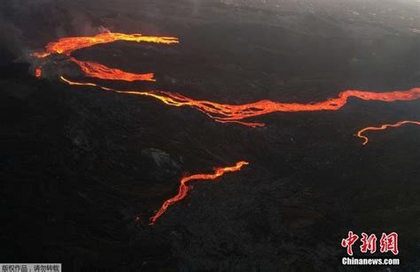 西班牙火山持续喷发 岩浆喷涌而出场面壮观_新浪图片