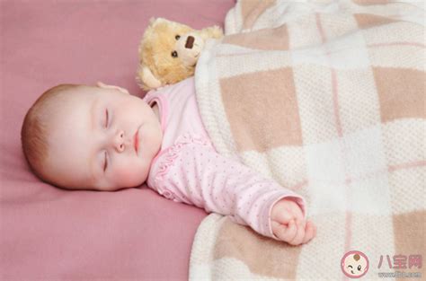 婴儿睡觉必须盖着肚子才行吗 孩子睡觉老是爱蹬被子怎么办 _八宝网