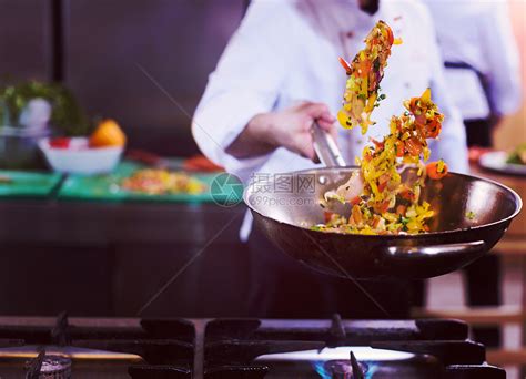 炒菜的厨师形象高清图片下载-正版图片501805833-摄图网