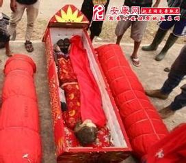 年末狂欢季，韩国最流行“躺棺材”！ | 嗨玩疯人院