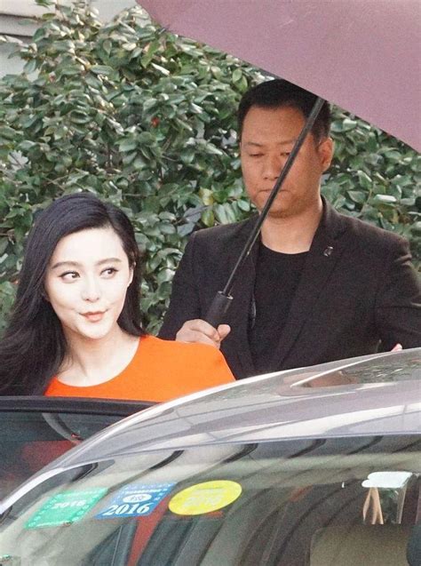 熊黛林保镖撑伞图片