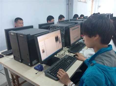 泰安长城中学微机室向研究性学习的学生开放