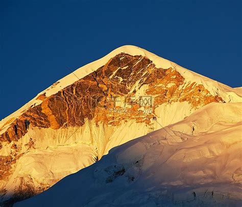 蓝色的云顶峰来自尼泊尔喜马拉雅山峰顶端的地景高清图片下载-正版图片307835300-摄图网