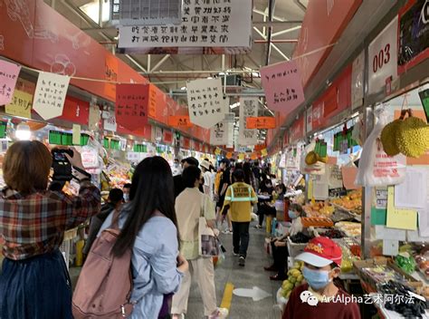 艺术家邱志杰在三源里菜市场写字，五一假期火出圈_艺术品_什么值得买