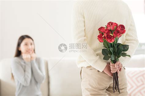 情人节男生送女生玫瑰花高清图片下载-正版图片500816287-摄图网