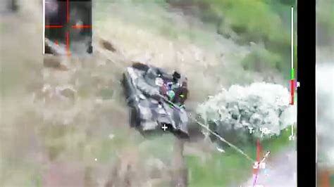 “弹簧刀”式自杀式无人机，在乌克兰实战，袭击俄罗斯T-72B3坦克_凤凰网军事_凤凰网