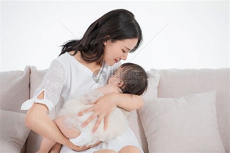 妈妈抱着宝宝的图片