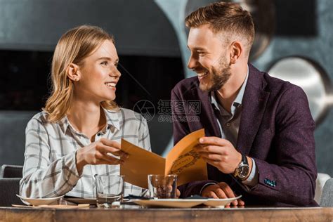 可爱的一对情侣在餐饮时互相看着对方高清图片下载-正版图片503388734-摄图网