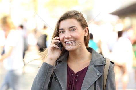 青少年在街上用电话微笑地看着你高清图片下载-正版图片304508254-摄图网