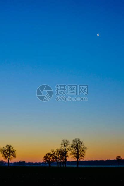 日落时湖上的日落景象高清图片下载-正版图片300004962-摄图网