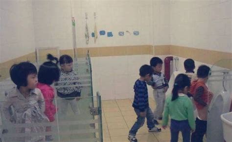 幼儿园实行“男女同厕”，原因让人笑喷，女孩：为啥他们站着尿尿