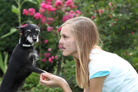 女生温柔头像拿着小狗