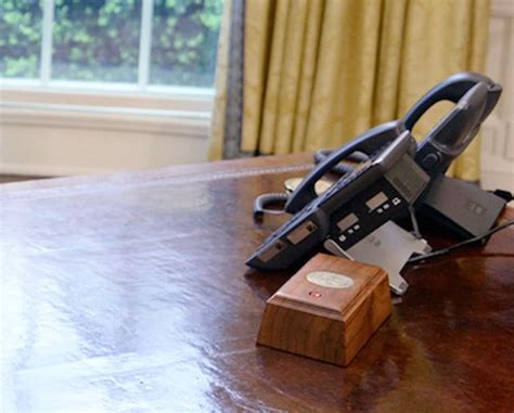 和约翰·肯尼迪总统在白宫椭圆办公室内玩捉迷藏的一双儿女——卡罗琳·|肯尼迪|卡罗琳|约翰·肯尼迪_新浪新闻