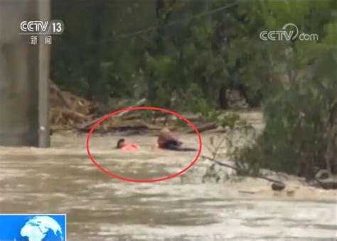 揪心！洪水中残疾老人乘坐的橡皮艇翻了，消防员为了救人拼了_救援