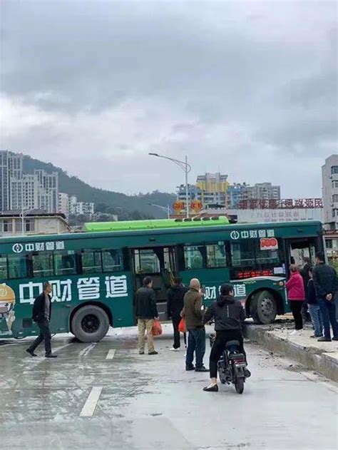 1死7伤！武汉公交车被“削顶”！本不该走这条路-大河新闻