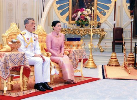 泰国国王册封王后，新王后曾担任“御前护卫”