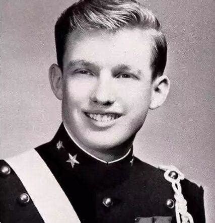 特朗普年轻时特朗普简介（帅气多金，军校里的“大众情人”，自认长得像猫王） | 人物集