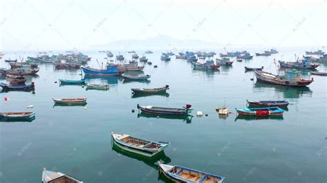 航拍威海渔港渔船高清摄影大图-千库网
