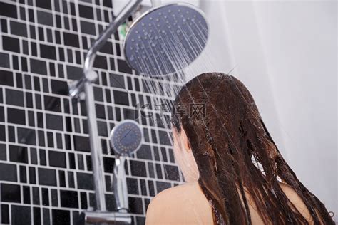 女人正在用花洒淋浴洗头和洗脸，后视高清摄影大图-千库网