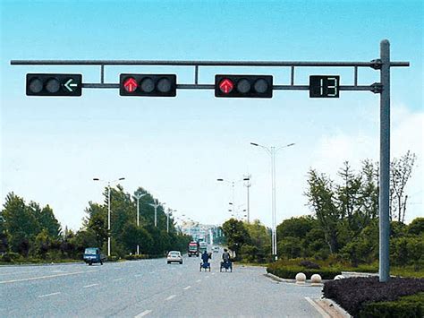 交通信号灯的种类与控制方式有哪些？